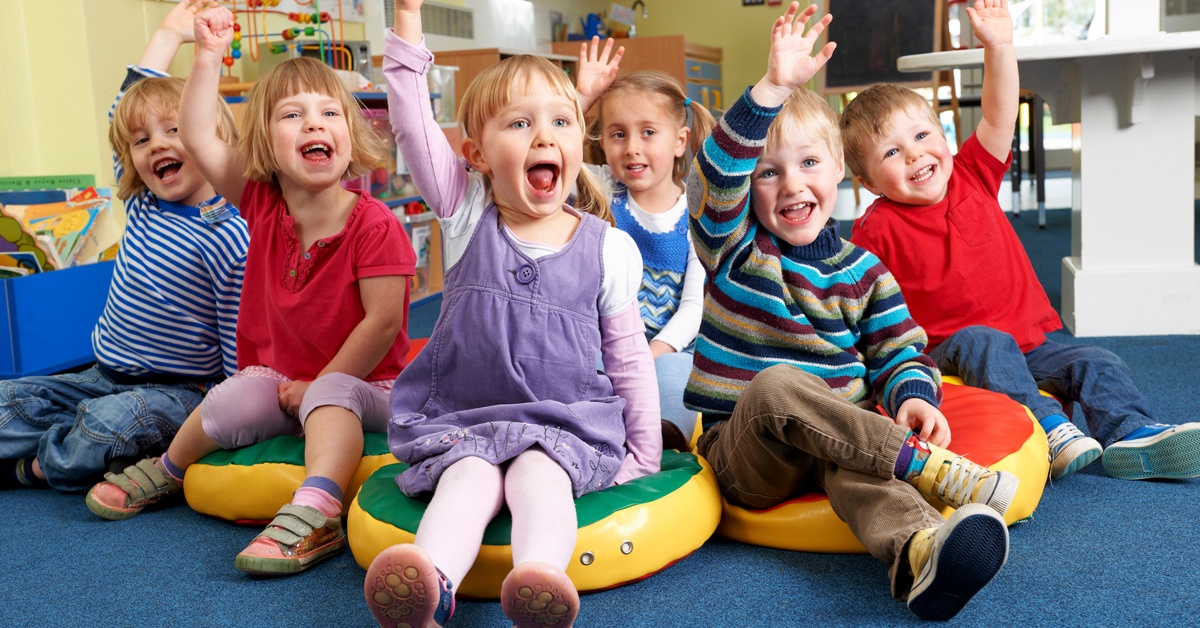 Partizipation in Kindergarten und Kita: Sitzende Gruppe von Kindern, die sich an einer Entscheidung beteiligt